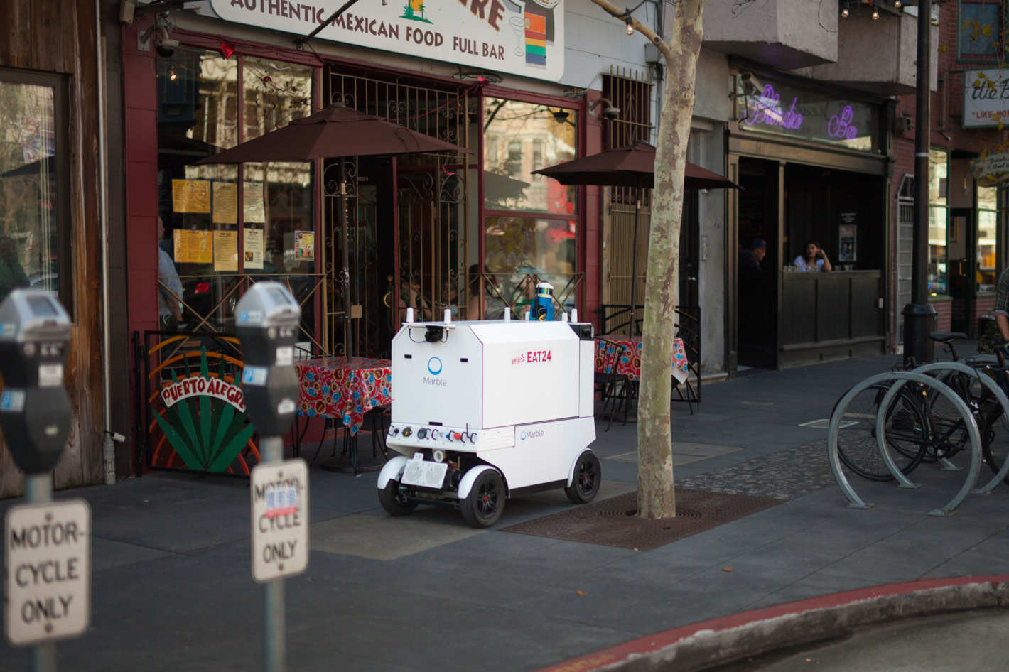 Yelp and Eat24 conducted a food delivery pilot bringing Marble’s robots to San Francisco in 2017. (Image: Marble)