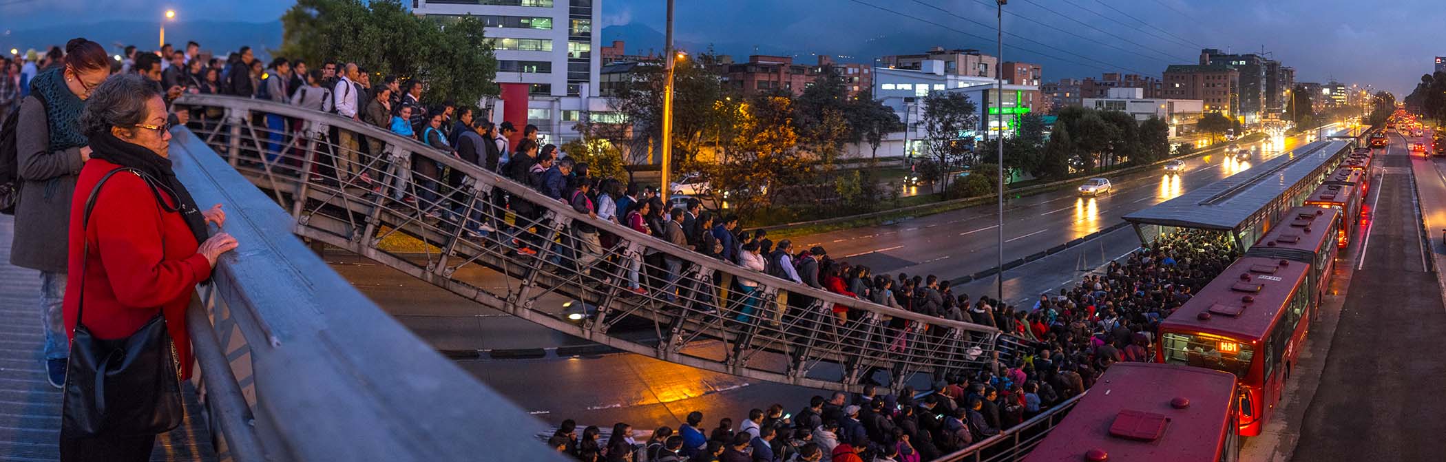 According to Transit App Moovit, one in every 5 passengers on Bogota’s public transit system transfers twice on a single journey. This picture in 2017 captures passengers as they wait to board one of Bogota’s TransMilenio’s BRT service. (Image: Flickr)